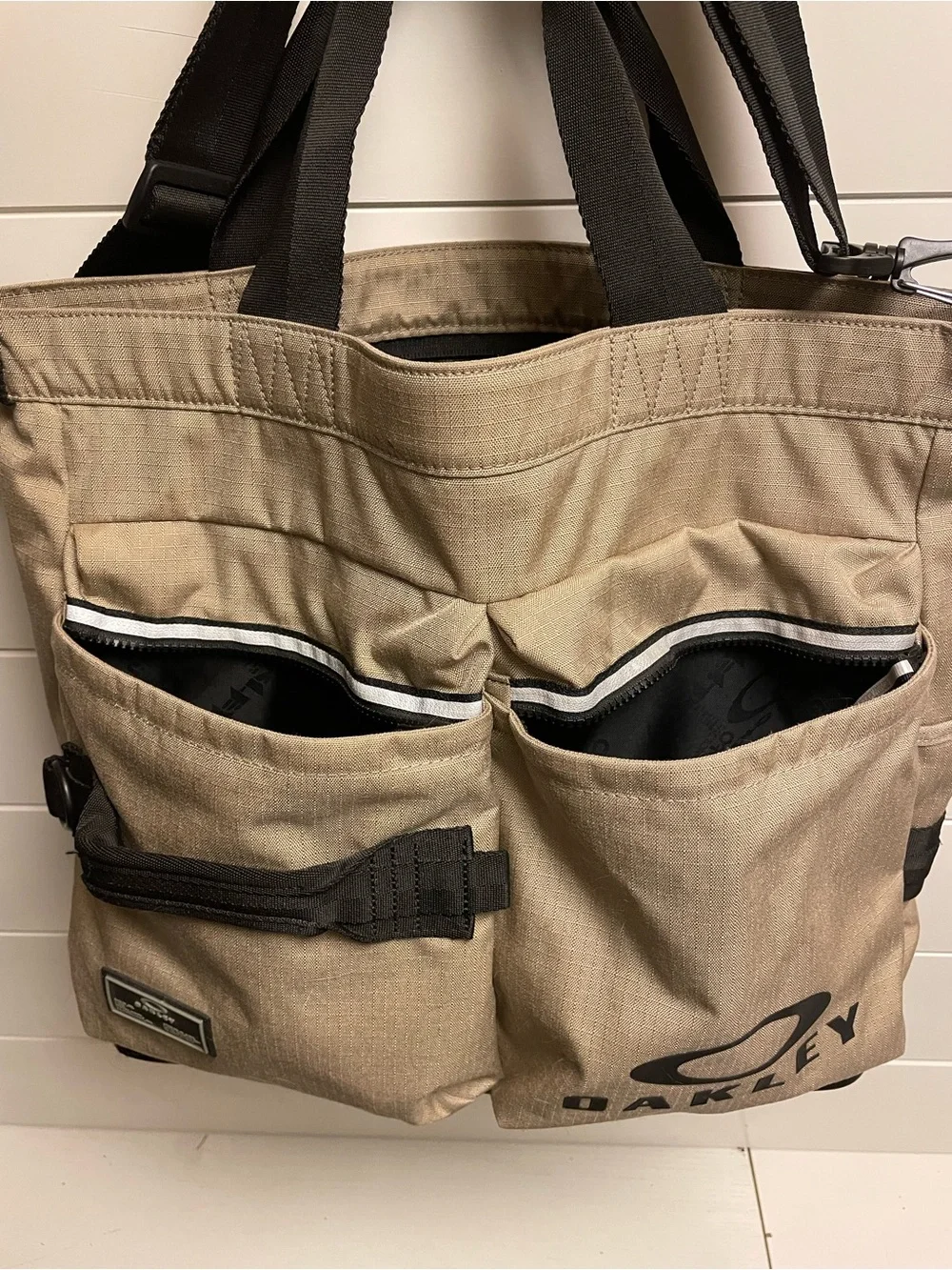 Oakley spacious messenger